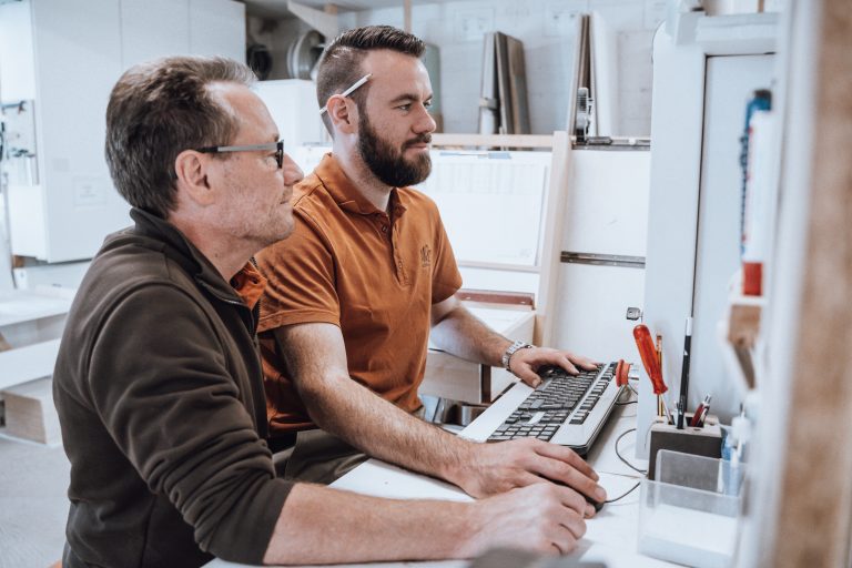 Ein Foto von Adrian und Stefan Wolf bei der Planung eines Möbelstückes