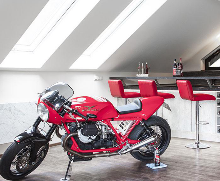 Bild einer Kücheneinrichtung mit rotem Motorrad im Vordergrund